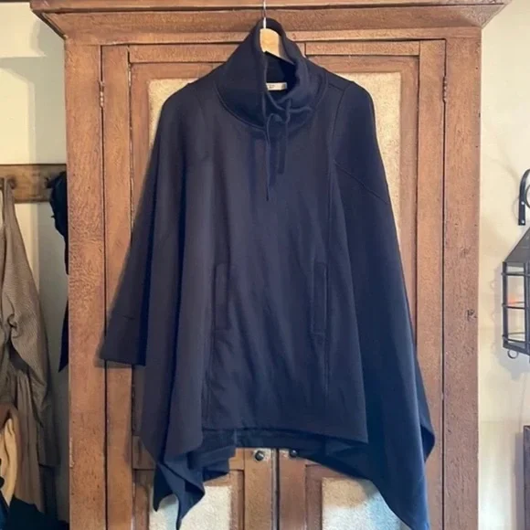 UGG PONCHO IN BLACK - Picture 3 of 12